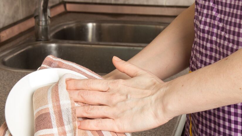 Bicarbonato, sabão e água quente são aliados na hora de eliminar bactérias dos panos de prato. /Freepik