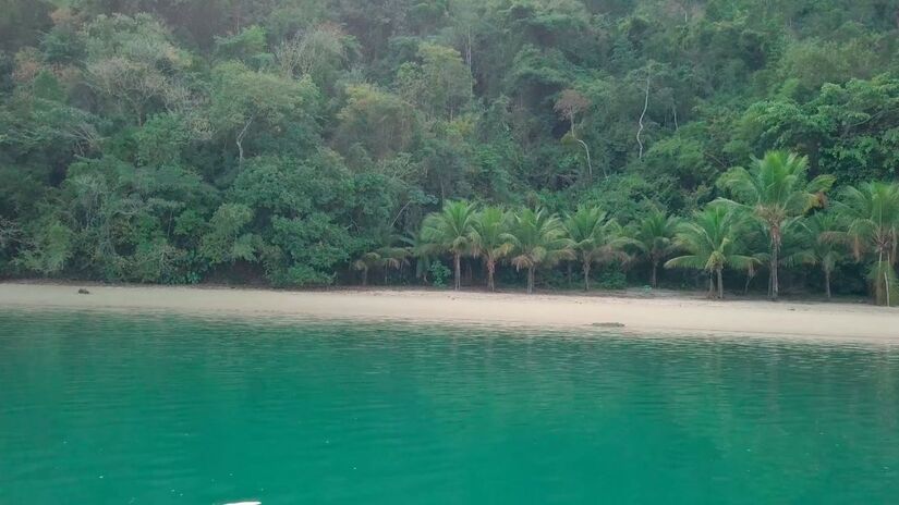 Mesmo na alta temporada, a praia costuma permanecer vazia e serena