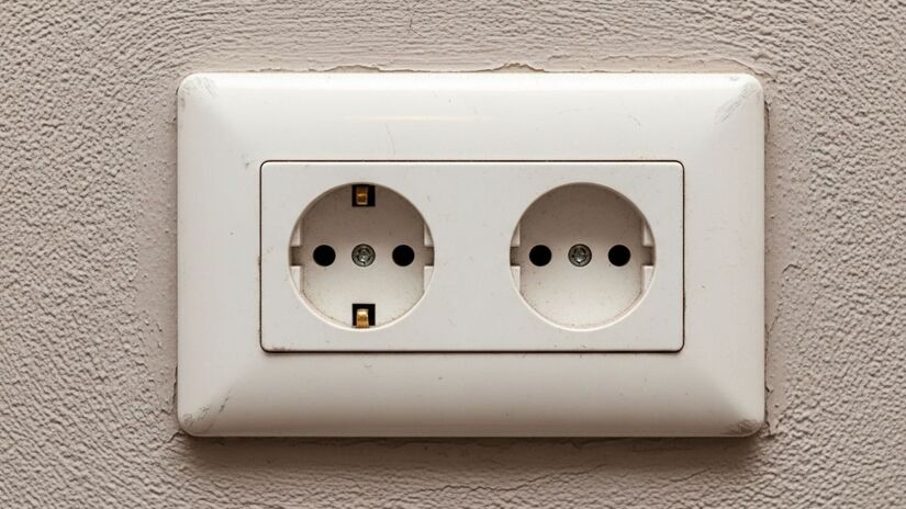 Edifícios antigos não são obrigados a trocar suas tomadas e podem continuar usando o padrão tradicional