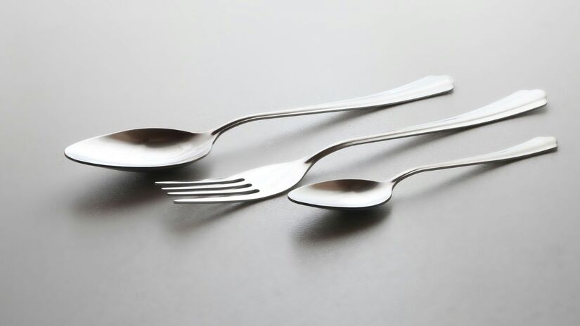 encontrar o utensílio certo ficou fácil com organizadores modulares que se adaptam a qualquer gaveta/ Unsplash