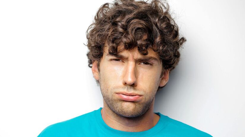 7) "Relaxa, era uma brincadeira"
Se você precisa explicar que era uma piada, provavelmente não foi engraçada. Muitas piadas falham porque magoam ou expõem algo que a outra pessoa não quer compartilhar. Em vez de insistir, peça desculpas, "Desculpe, não foi minha intenção magoar". 

Se quiser manter o humor, direcione-o a si mesmo, a autodepreciação é uma forma segura de aliviar a tensão sem ferir./ Pexels