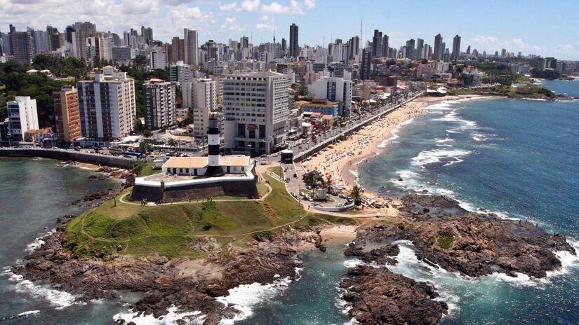 7º Salvador (BA): Salvador combina crescimento urbano, turismo intenso e valorização imobiliária, fatores que elevam o custo de vida na capital baiana/ Fotos Gov/Ba/Wikimedia Commons