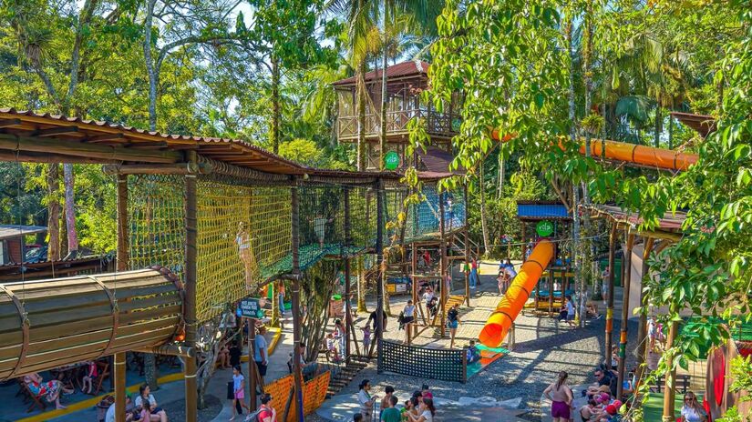 Parque temático infantil com dinossauros em tamanho real e atividades lúdicas que estimulam criatividade e diversão para toda a família/ Reprodução Facebook/Vila Encantada