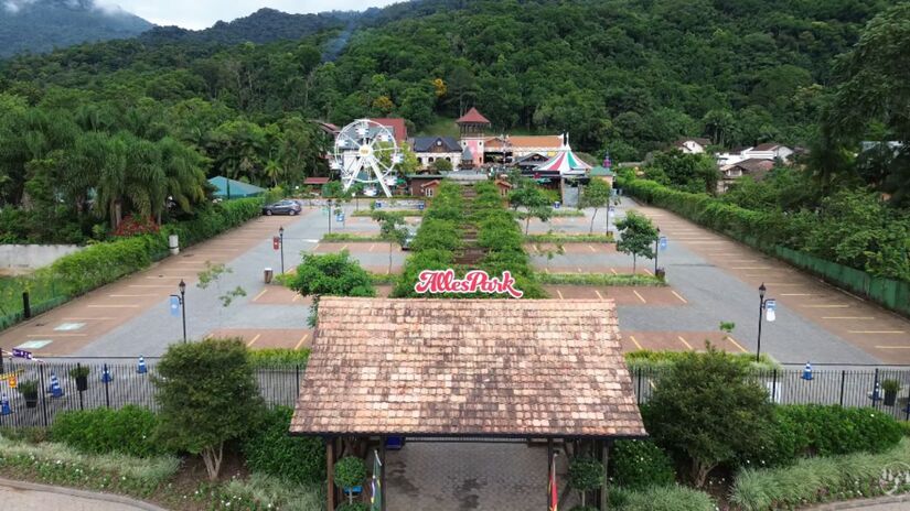 Complexo de entretenimento com a famosa Vila da Neve, atrações interativas e espaços gastronômicos inspirados na cultura alemã/ Reprodução Youtube/O Viajante: Gramado e Mundo