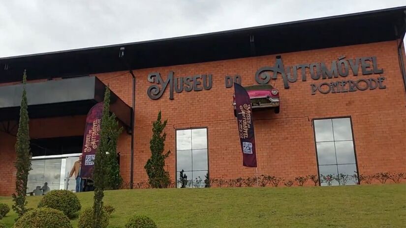 Acervo com modelos clássicos das décadas de 40 a 70, preservando a história do automobilismo em um dos museus mais completos da região/ Reprodução Youtube/Carros com Camanzi