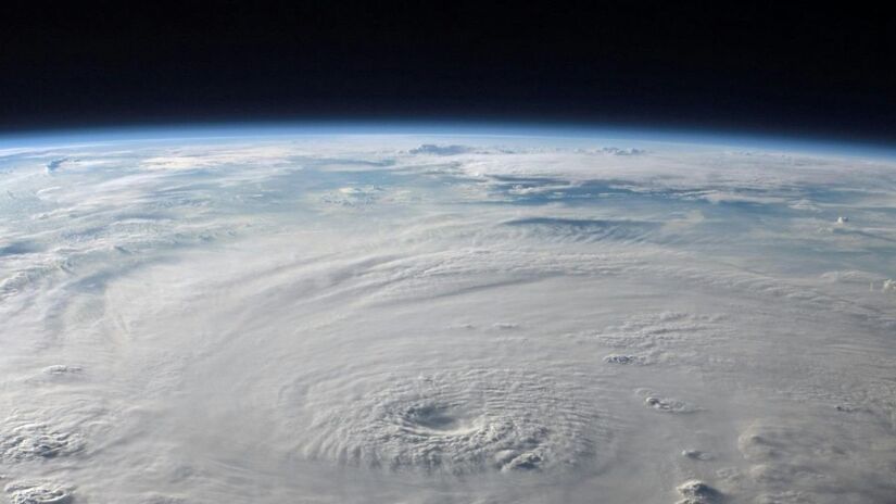 Após o ciclone, redobre o cuidado: Espere a liberação das autoridades antes de sair e evite locais com fios soltos ou destroços/Pexels
