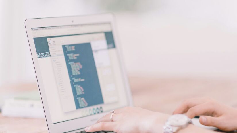 6. Evite baixar arquivos de fontes desconhecidas

Malwares gerados por IA podem parecer totalmente legítimos. Baixe apenas de sites oficiais/ Unsplash