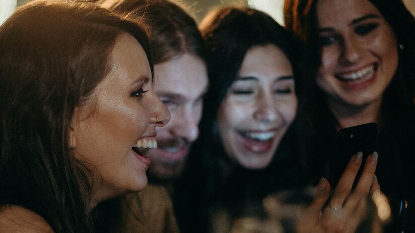 Libra
Ambientes sociais são o lugar preferido de Libra, que vê nas festas uma chance de conhecer pessoas interessantes. Apaixona-se pela elegância, pela conversa agradável e, especialmente, pela troca de olhares/Pexels