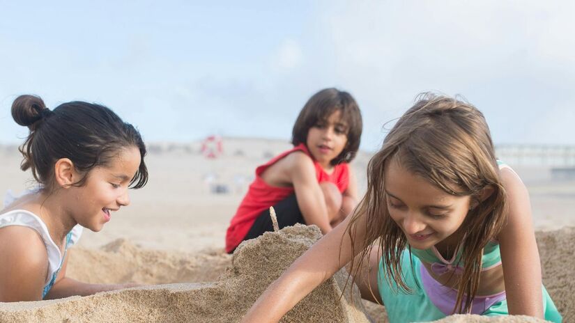 Inclua um produto calmante pós-sol na rotina: substâncias como aloe vera ajudam a restaurar a barreira da pele/Freepik 
