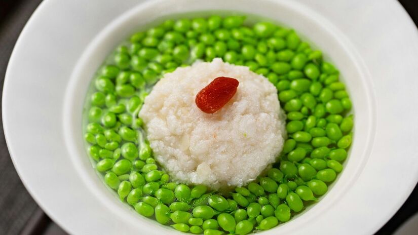 Prevenção do envelhecimento precoce:
A vitamina A e os carotenoides presentes no alimento possuem ação antioxidante, protegendo a pele contra danos causados pela radiação UV e retardando o aparecimento de rugas/Pexels