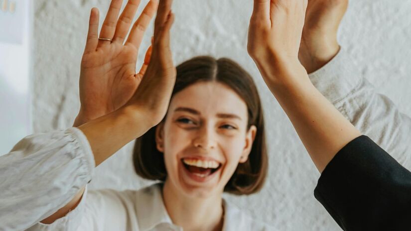 
Fortalece relações interpessoais
A empatia e a escuta ativa tornam os vínculos de trabalho mais positivos, saudáveis e produtivos/Pexels
