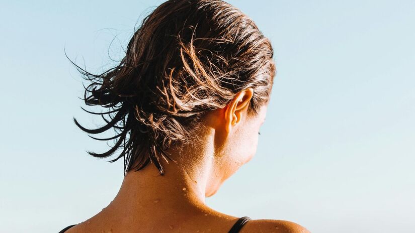 4. Enxágue após o banho de mar ou piscina
Deixar o sal e o cloro acumulados nos fios pode causar quebra e opacidade. Sempre lave o cabelo com água doce logo após sair do mar ou da piscina para remover resíduos e evitar danos./Pexels