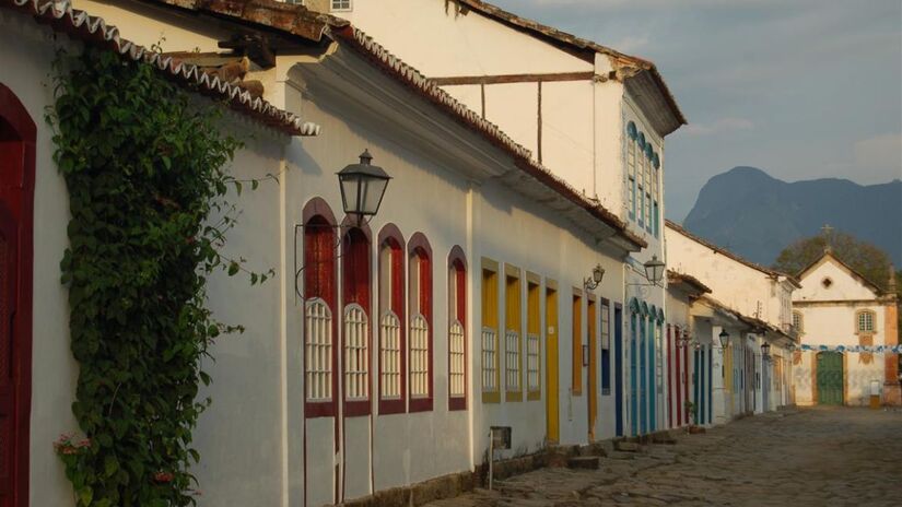 Agenda cultural cheia: Paraty é palco de grandes eventos como a FLIP, o Bourbon Festival, a Festa do Divino e o Paraty EcoFestival/ Divulgação