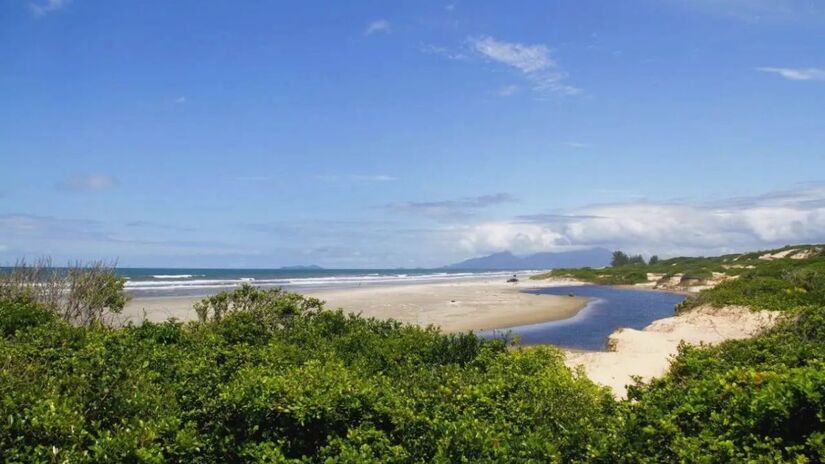 Praias: 

Icaraí: central, urbanizada; bares, restaurantes, hospedagem; calçadão e parque linear.

Meu Recanto: boa estrutura turística.

Araçá: poucas casas; sem infraestrutura; área das dunas próximas.

Ponta da Praia: extremo norte; deserta; areia escura e dunas; vista para a Juréia/ Guia Lugares Turísticos 