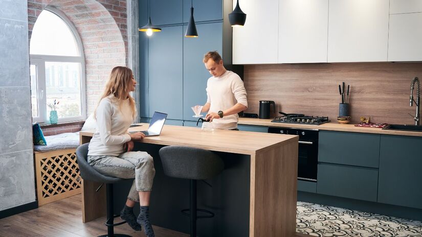 No espaço, os móveis planejados otimizam cada centímetro da cozinha, unindo praticidade e estética com armários sob medida e acabamento contemporâneo/ ArtPhoto_studio/Freepik