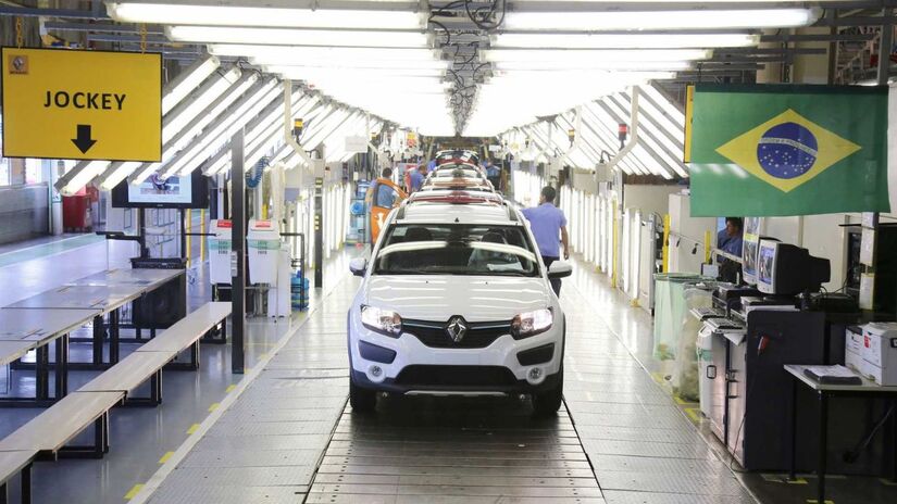 Modelo da linha atual da Renault será renovado com lançamento previsto para 2026/ Divulgação