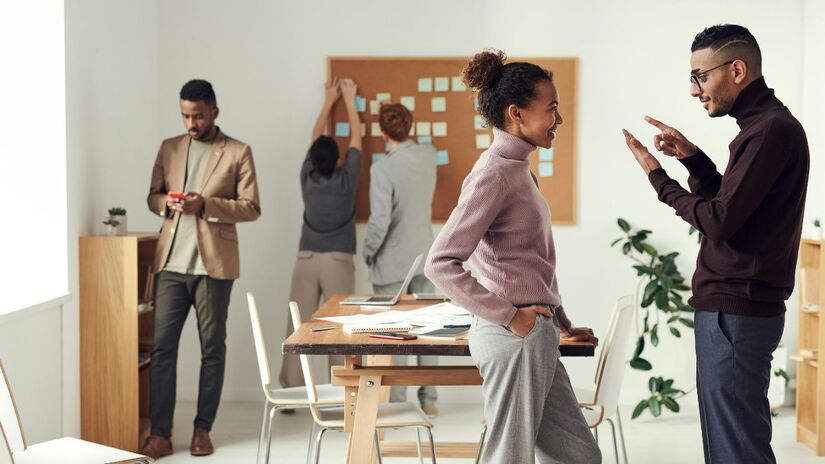 Reduz reações impulsivas
Pessoas emocionalmente inteligentes sabem pausar, refletir e responder com clareza mesmo sob pressão/Pexels
