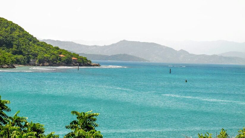 Modelo de enclave turístico: O formato de exclusividade de Labadee gera debates sobre a distribuição dos benefícios econômicos e a inclusão social/ Pexels