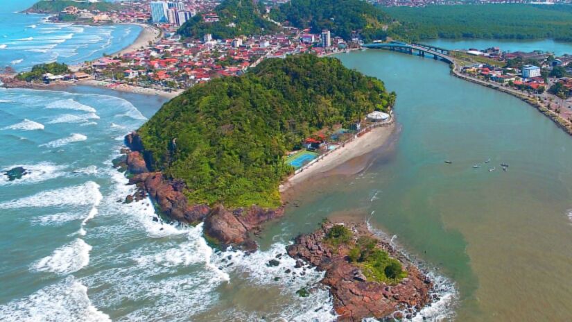 Praia da Saudade: encontro do rio com o mar e um dos cenários mais tranquilos de Itanhaém/ Prefeitura Municipal de Itanhaém