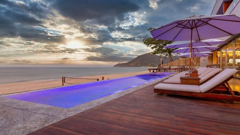 A piscina de borda infinita do Duke Beach oferece um visual deslumbrante do mar de Maresias ao entardecer/ Divulgação