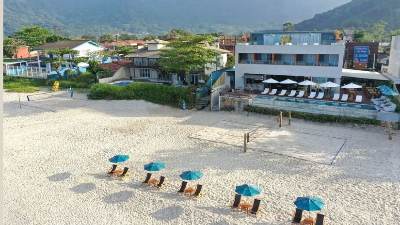 O hotel fica literalmente de frente para a areia, com estrutura exclusiva para quem busca conforto e privacidade/ Divulgação