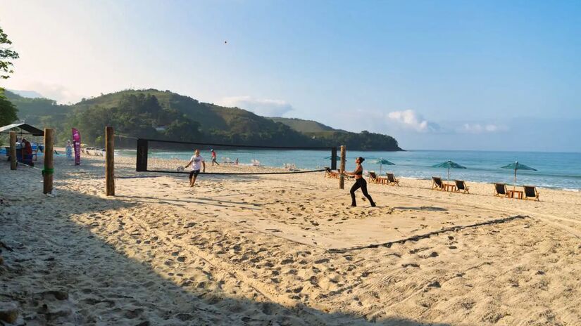 A área esportiva na praia garante momentos de lazer e diversão em meio ao cenário natural/ Divulgação