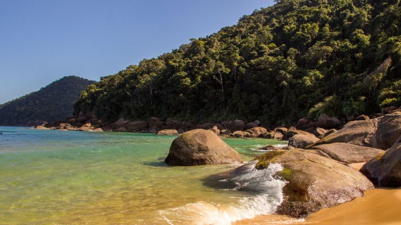 Para quem ama cachoeiras, Paraty tem algumas das mais bonitas do litoral paulista-fluminense, como Pedra Branca, Tobogã e Poço Ingleses/ Lucio Consul / Shutterstock.com