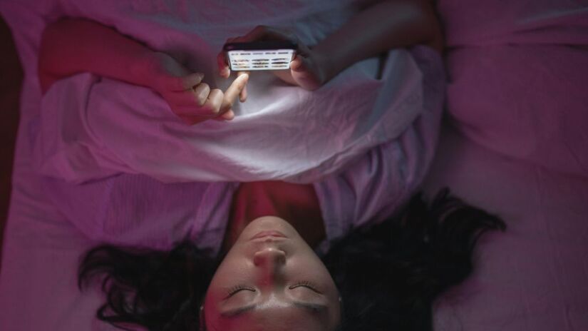 Reduzir telas à noite beneficia quem tem insônia e quem dorme pesado demais, evitando que o ciclo de sono fique bagunçado/ Pexels