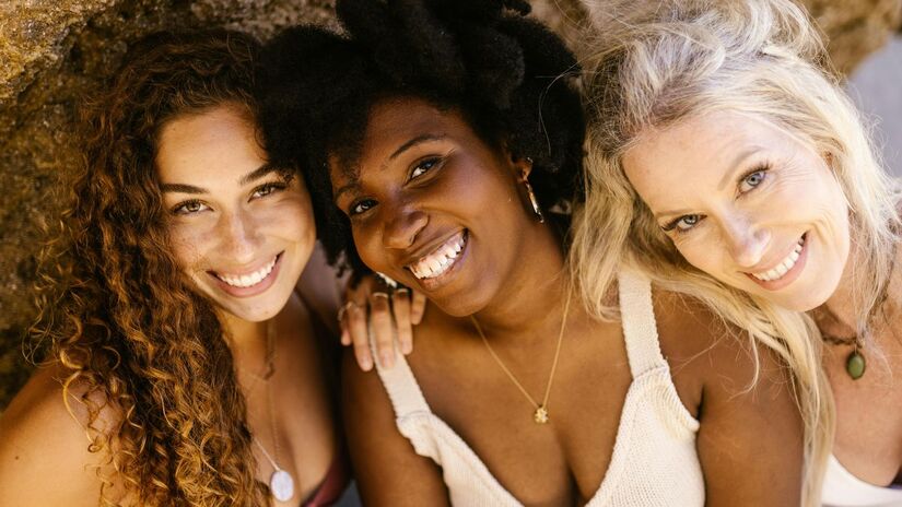 Busque sombra nos horários de pico de radiação, geralmente entre 10h e 16h, quando os riscos para a pele são maiores/Freepik