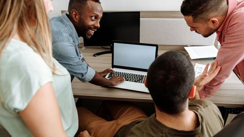 Pode aumentar o salário
Segundo dados citados pela Forbes, profissionais com alto QE tendem a ganhar em média US$ 29 mil a mais por ano do que aqueles com baixo domínio emocional/Pexels