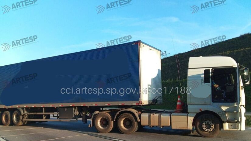 A Polícia Militar, que também atua na ocorrência, trabalha com a hipótese inicial de que o condutor possa ter sofrido um surto psicótico - Artesp/Divulgação

