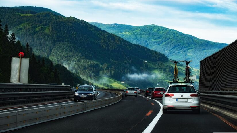 Manter luzes dianteiras e traseiras acesas durante o dia aumenta a visibilidade do carro em qualquer condição / Pixabay