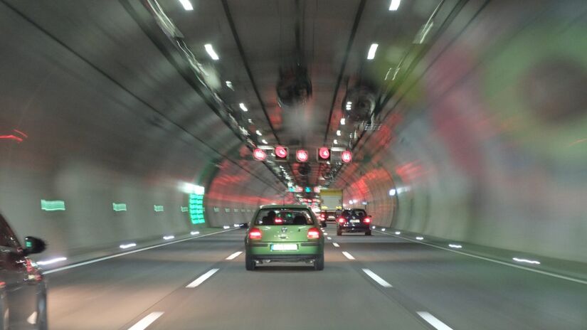 A iluminação completa facilita que pedestres e ciclistas percebam o carro à distância com mais segurança / Pixabay