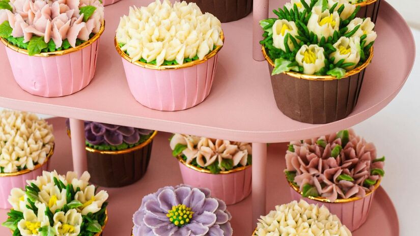 Adubar a cada 7 ou 15 dias, especialmente no verão e primavera, repõe os minerais que a planta consome, renovando a terra e preparando-a para um novo ciclo de vida/Pexels