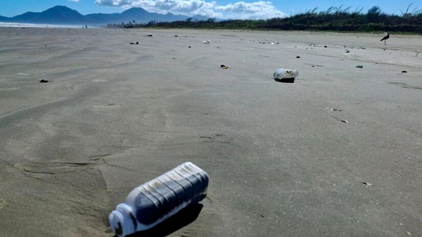 Apesar de toda a preservação, o lixo humano tem sido um problema recorrente na região litorânea da Baixada Santista, inclusive na aldeia Tapirema/Nair Bueno/DL