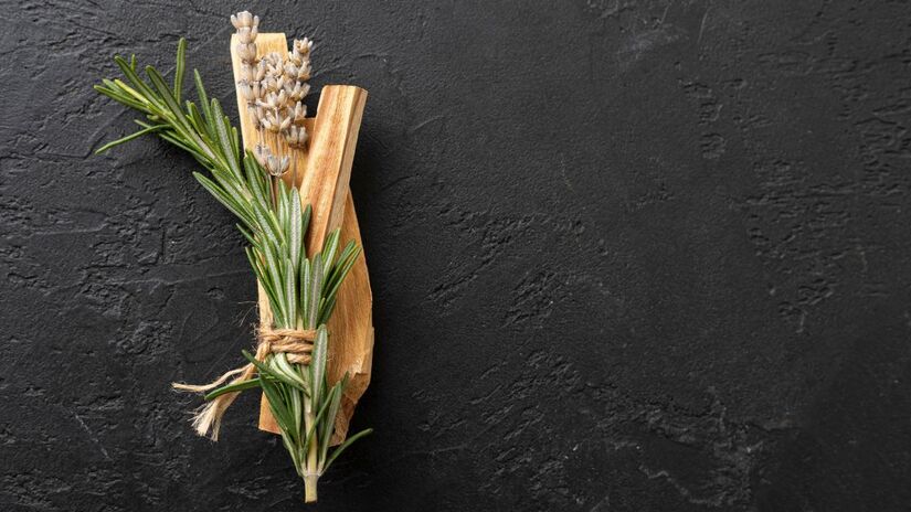 Deixe o frasco aberto para espalhar o aroma e perfumar o ambiente. Mantenha-o fechado se o foco principal for a absorção de umidade/Freepik