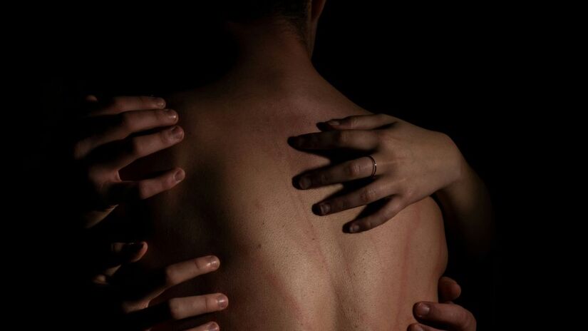 Se todo o punho estiver dentro do bolso, pode indicar timidez, insegurança ou desinteresse/Unsplash