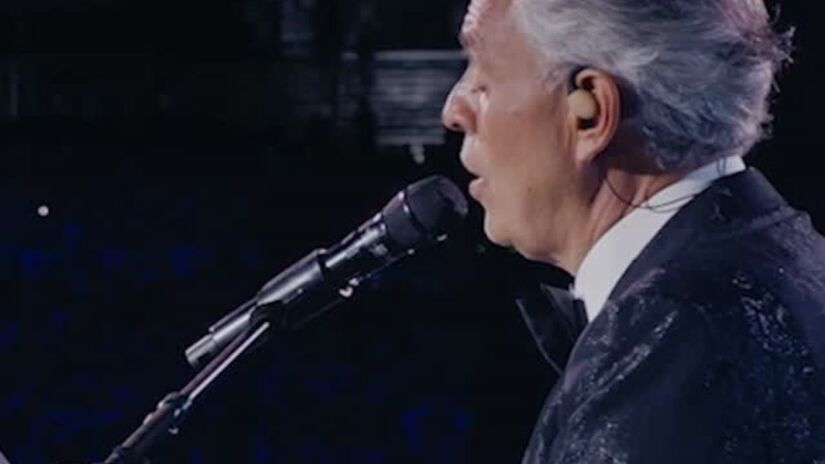 Bocelli nasceu com glaucoma e perdeu a visão completamente aos 12 anos. O motivo foi um acidente durante uma partida de futebol, quando foi atingido por uma bola na cabeça, o que causou uma hemorragia cerebral/Reprodução/Instagram