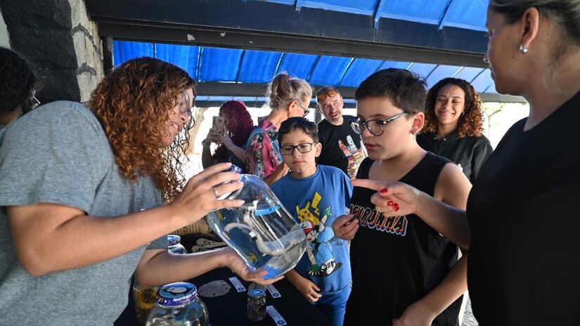 Os participantes podem tocar, observar e tirar dúvidas / Henrique Teixeira/PMS
