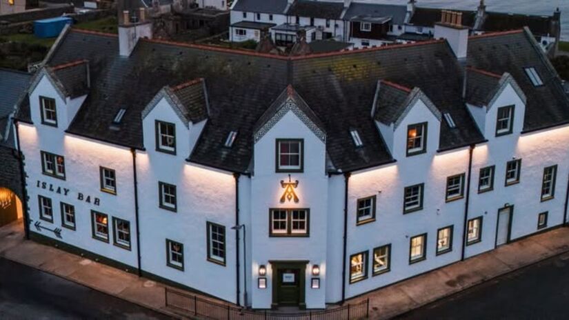 Ardbeg House  Nova residência boutique da destilaria Ardbeg, combina luxo e tradição com 12 quartos inspirados nas lendas locais/ Reprodução Facebook/Ardbeg House