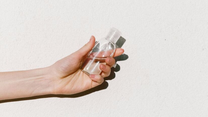 Óleo Essencial de Eucalipto: Conhecido por suas propriedades antissépticas e desodorizantes, é excelente para purificar o ar. Seu aroma limpo e mentolado transmite uma sensação imediata de frescor e limpeza, ajudando a combater odores de mofo/Pexels