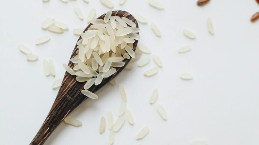 Óleo Essencial de Melaleuca (Tea Tree): Este é o campeão contra a umidade. Possui fortes propriedades antifúngicas e antibacterianas, tornando-o ideal para prevenir o crescimento de bolor e mofo, muito comuns em banheiros/Pexels