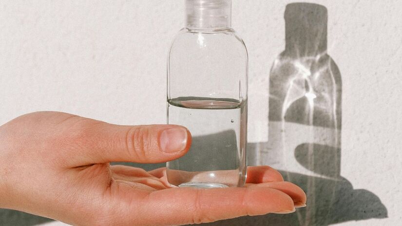 Óleo Essencial de Hortelã-Pimenta (Peppermint): Oferece um aroma forte e refrescante que instantaneamente faz o ambiente parecer mais limpo e arejado. É ótimo para banheiros sem ventilação adequada/Pexels