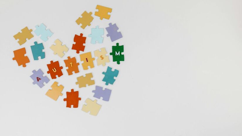 Problemas para manter contato visual, dificuldade em entender ironias, sarcasmo ou expressões faciais (leitura social), e dificuldade em iniciar ou manter conversas casuais/Pexels