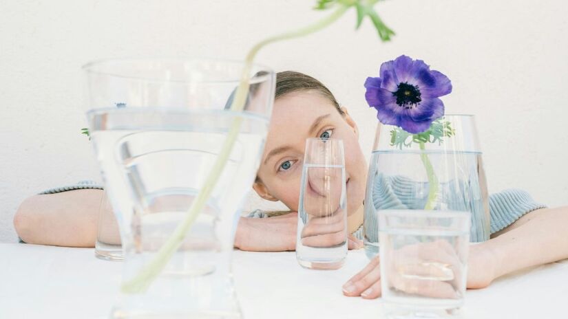 Foco profundo e, por vezes, obsessivo em temas muito específicos ou hobbies complexos, muitas vezes utilizados como forma de aliviar o estresse ou evitar a interação social/Pexels