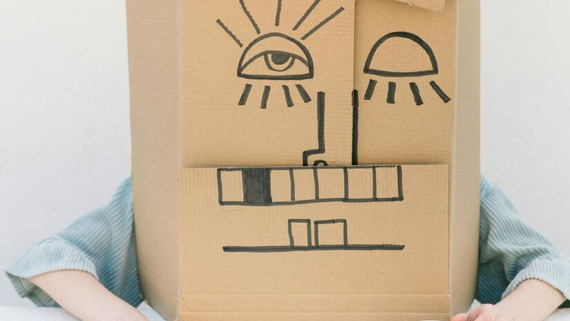 Necessidade rígida de rotina e previsibilidade; grande angústia quando há mudanças de planos ou ambiente; stimming (movimentos repetitivos como balançar o corpo, bater os dedos) usado para autorregulação/Pexels