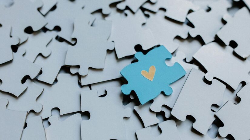 Hipersensibilidade a sons, luzes, texturas ou cheiros, o que pode levar a sobrecargas sensoriais em ambientes movimentados, como shoppings ou eventos sociais/Pexels