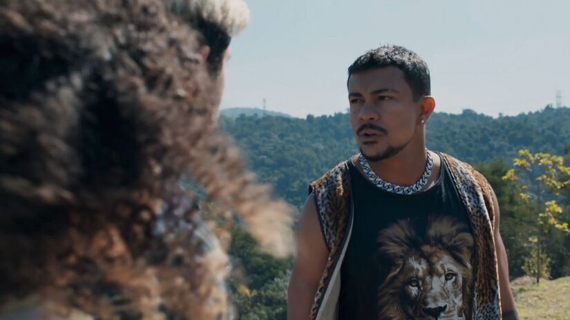 Bagdá, interpretado por Xamã, é o chefe do tráfico da Chacrinha e se tornou um fenômeno nas redes sociais por seu estilo maximalista e único, ganhando apelidos como bandido fashion/Reprodução/Globo