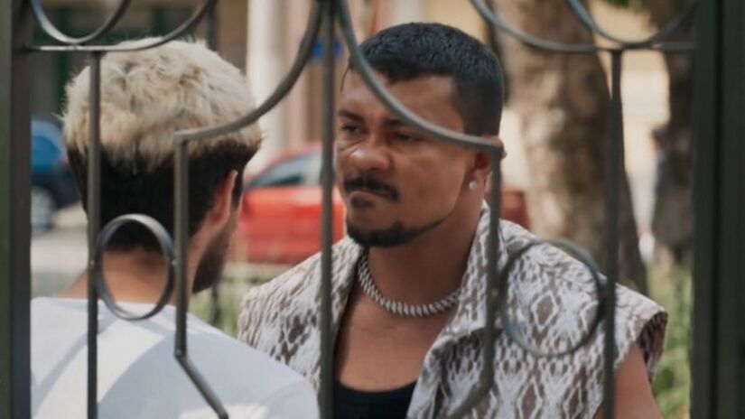 O personagem ostenta diversos acessórios que complementam seu estilo, como anéis personalizados, toucas com miçangas, brincos, óculos de oncinha e as clássicas durags/Reprodução/Globo