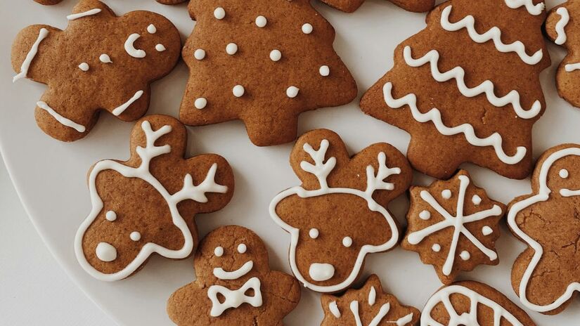 O cheiro de gengibre e especiarias saindo do forno é o verdadeiro anúncio do Natal. Os biscoitos de gengibre são um clássico que une a família na cozinha para criar memórias afetivas/Unsplash